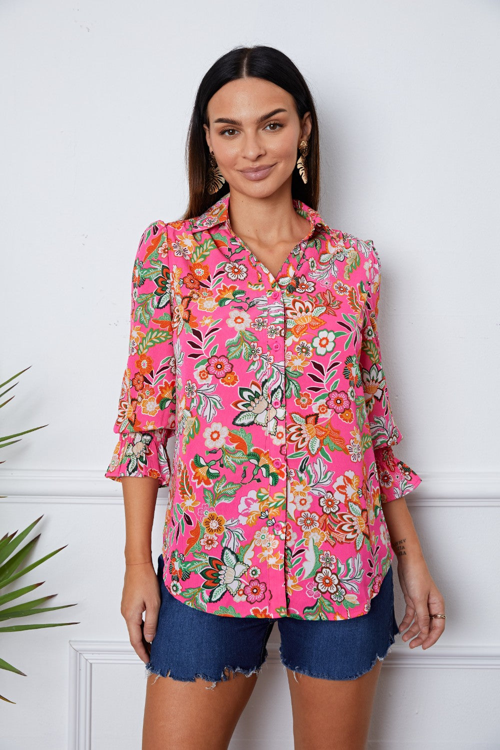 Chemise boutonnée à fleurs et manches à volants