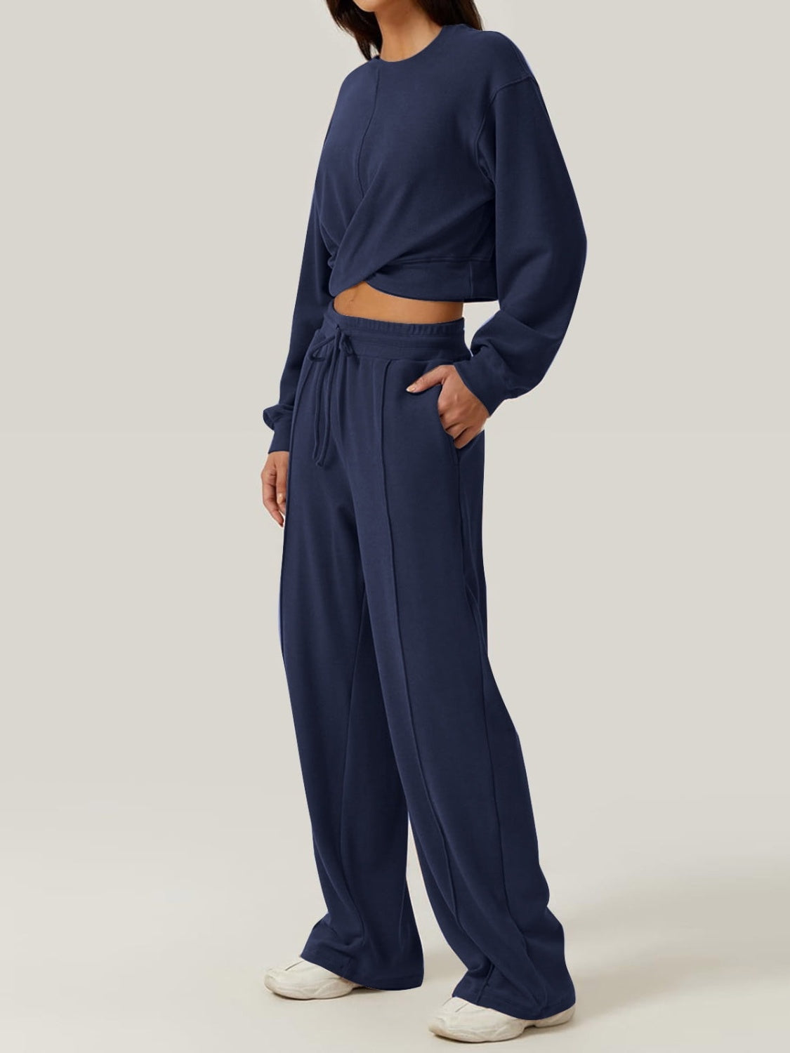 Ensemble haut à col rond croisé et pantalon à cordon de serrage