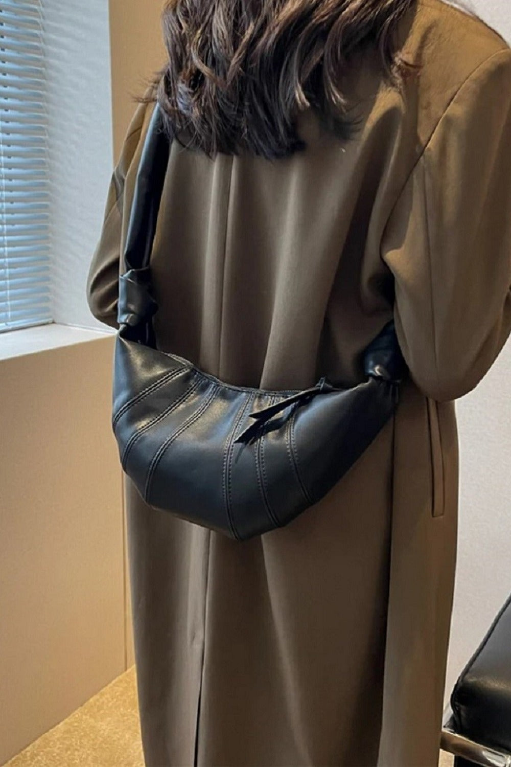 Sac bandoulière croissant en cuir vegan Zenana