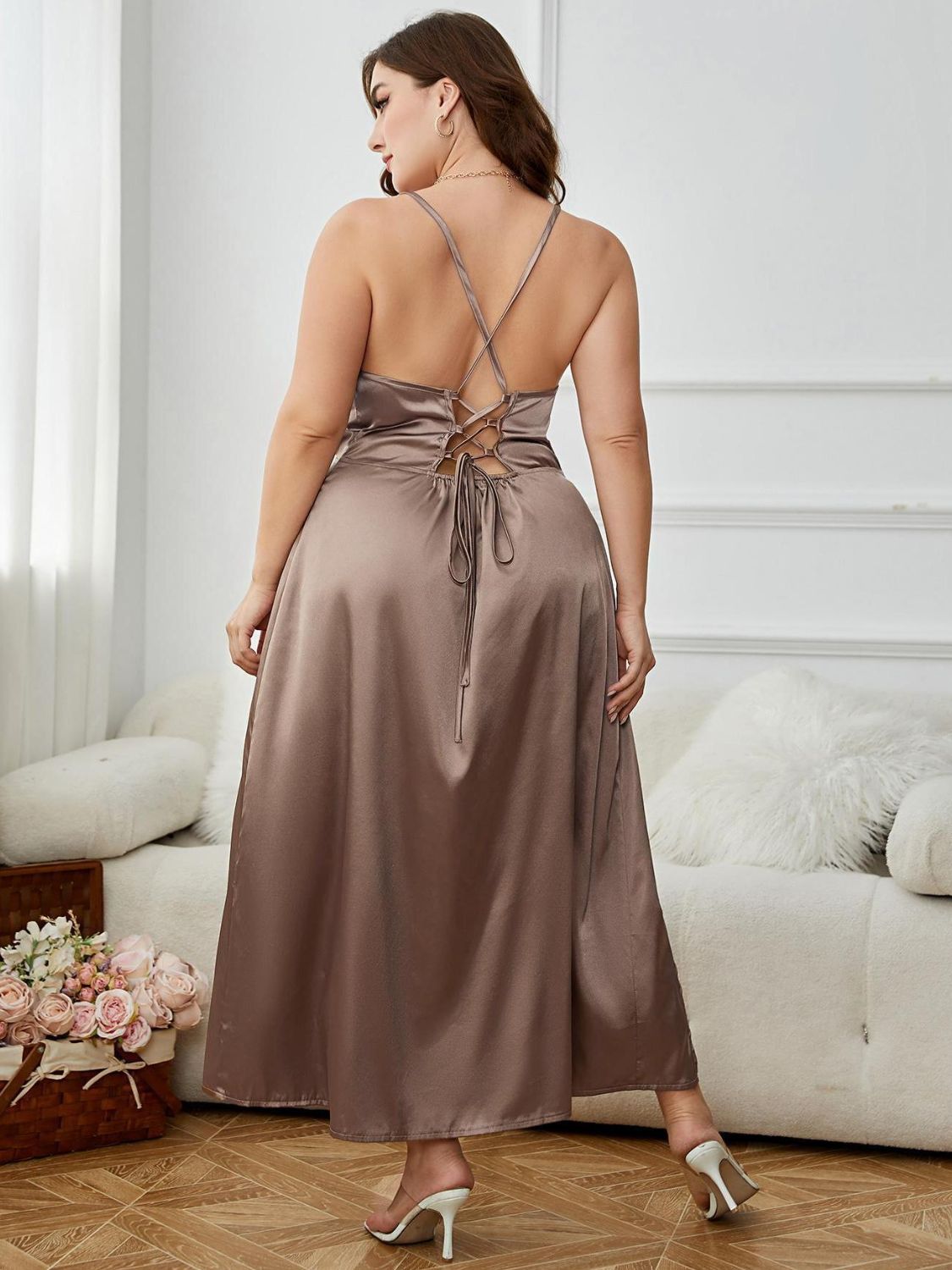 Robe de nuit fendue à bretelles spaghetti et lacets grande taille