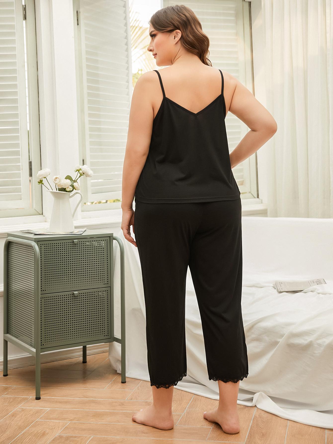 Ensemble pyjama grande taille avec camisole fendue et pantalon en dentelle