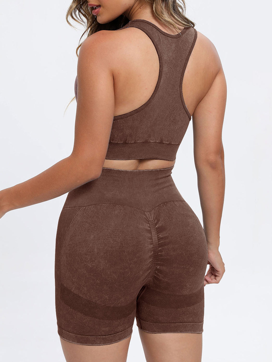 Ensemble haut à larges bretelles et short à encolure dégagée