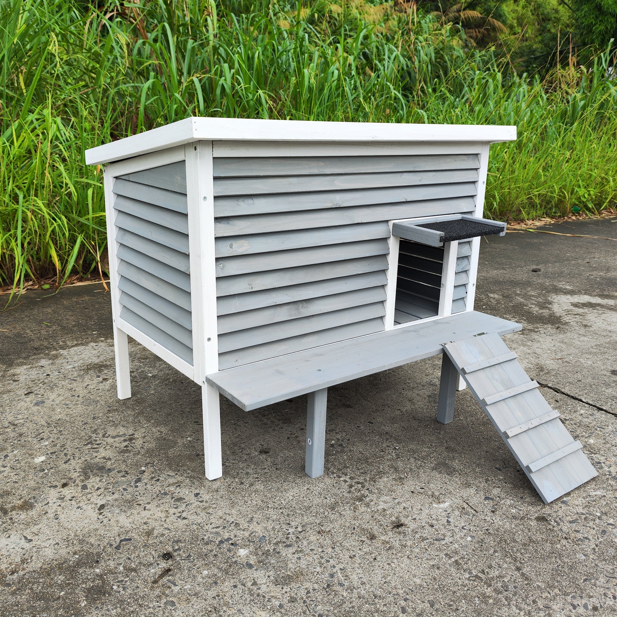 Niche d'extérieur respirante pour chats sauvages, abri pour chats sauvages avec porte de secours et terrasse