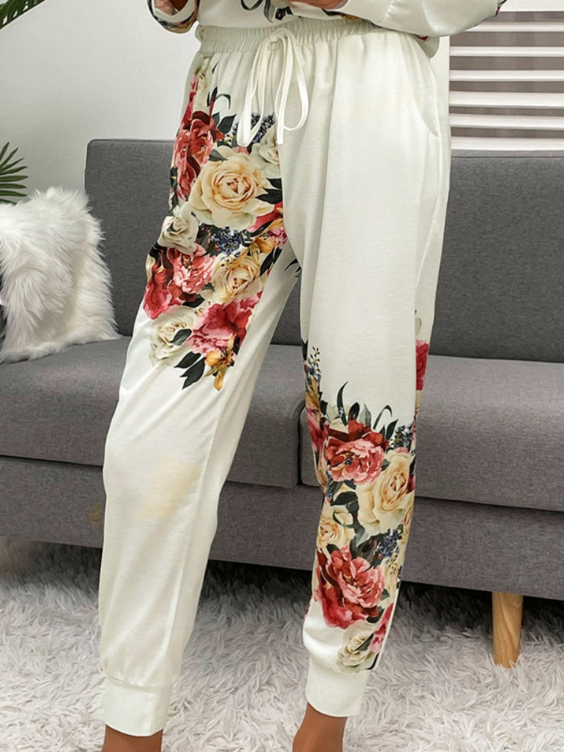 Ensemble de détente haut et pantalon à col rond imprimé brillant