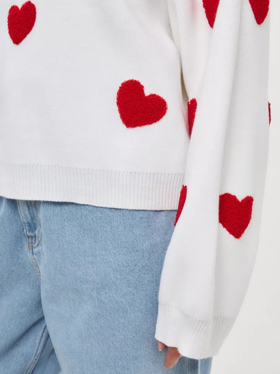 Pull col rond à épaules tombantes et motif cœur