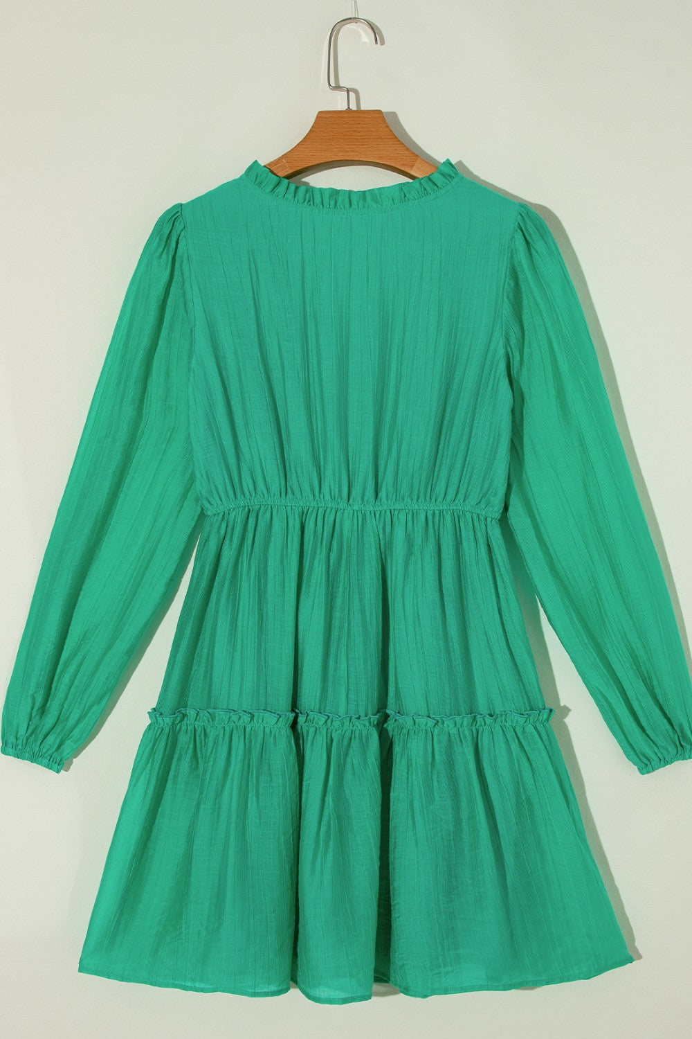 Mini-robe à volants et col en V à manches longues