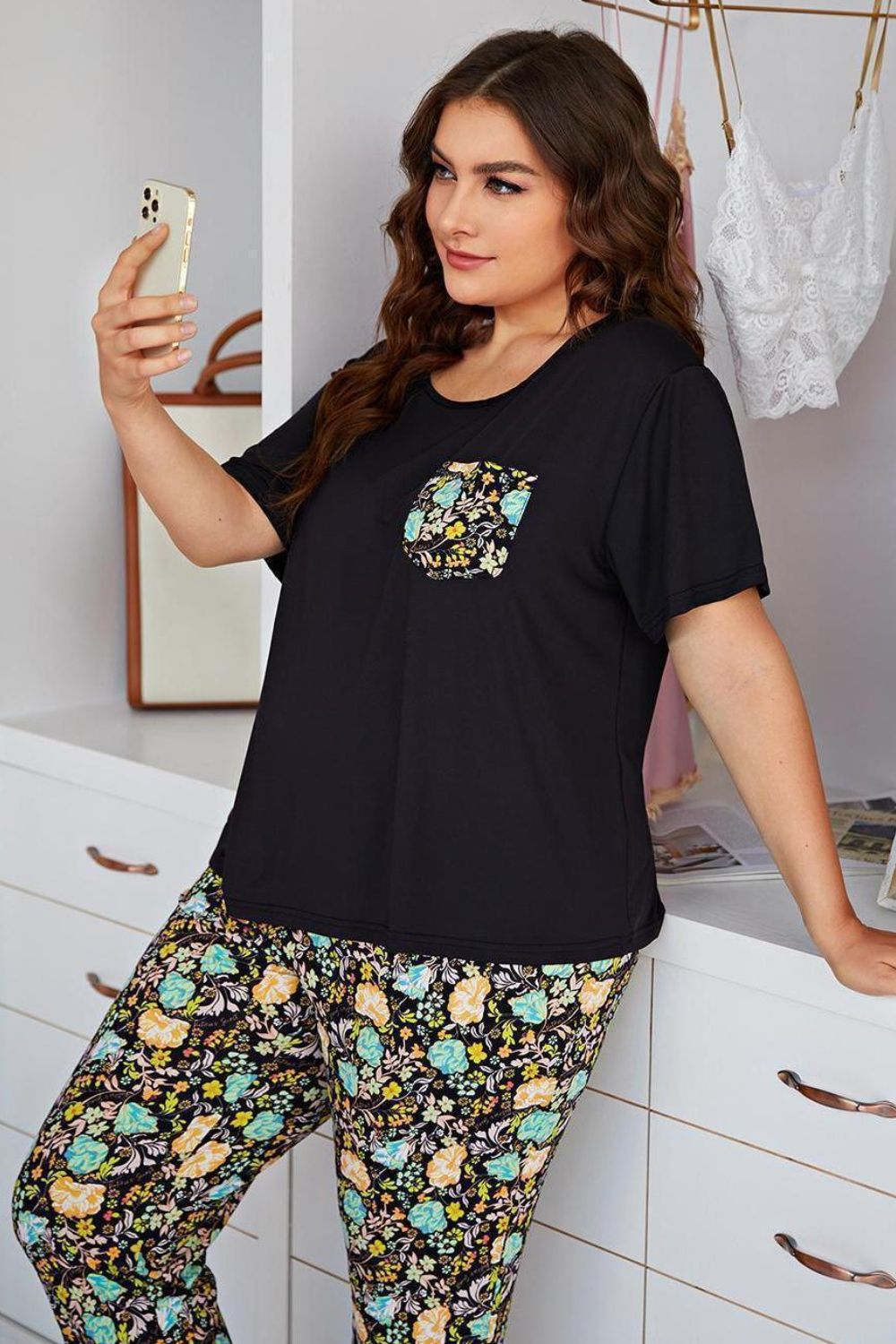 Ensemble de détente grande taille avec t-shirt à col rond contrasté et pantalon à fleurs