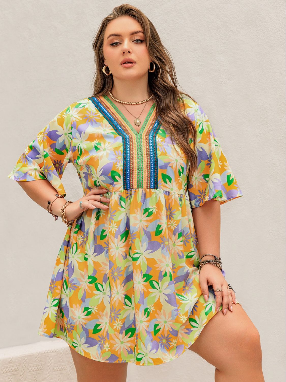 Robe courte imprimée grande taille à col en V et manches mi-longues