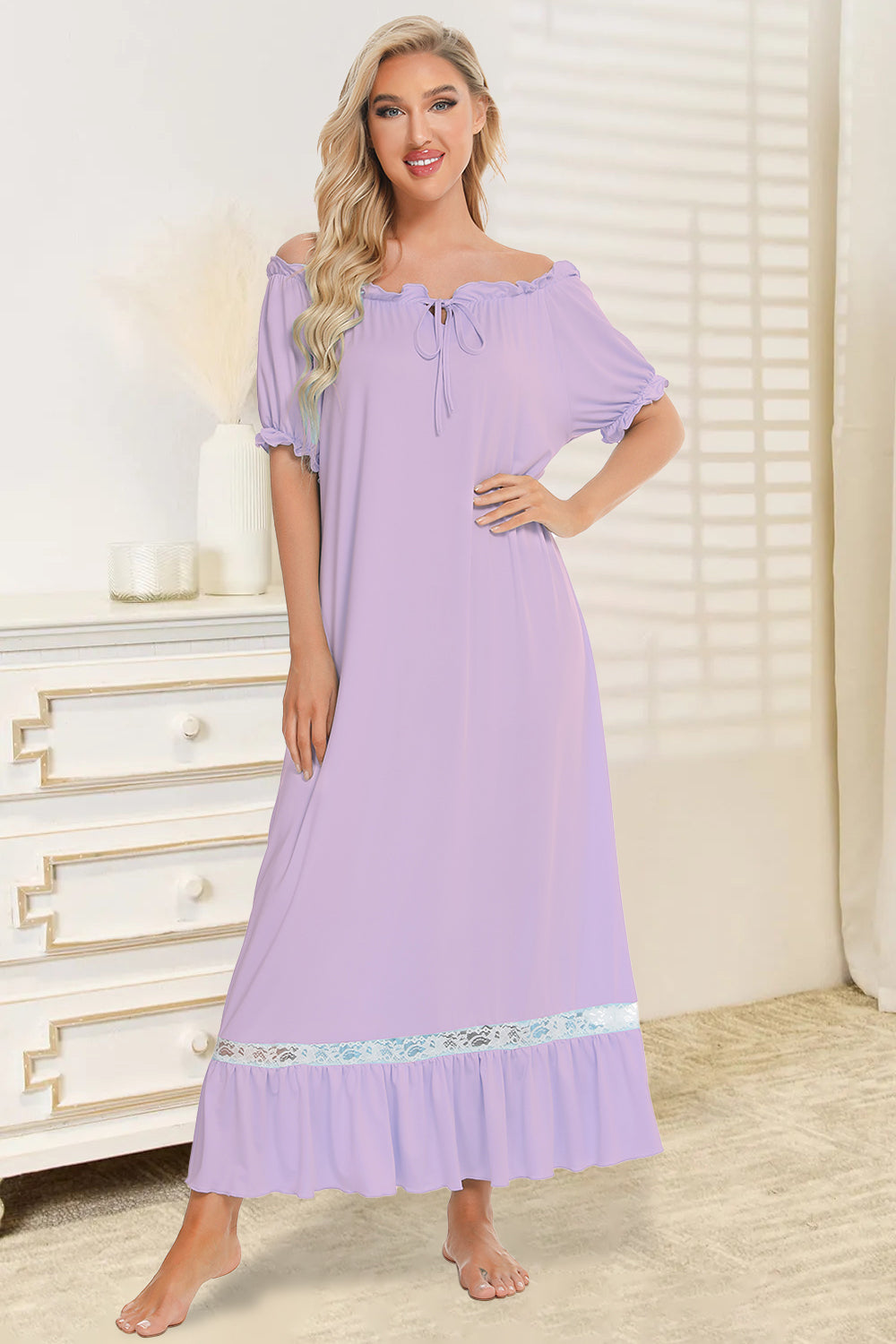 Robe de détente à manches courtes et détails en dentelle