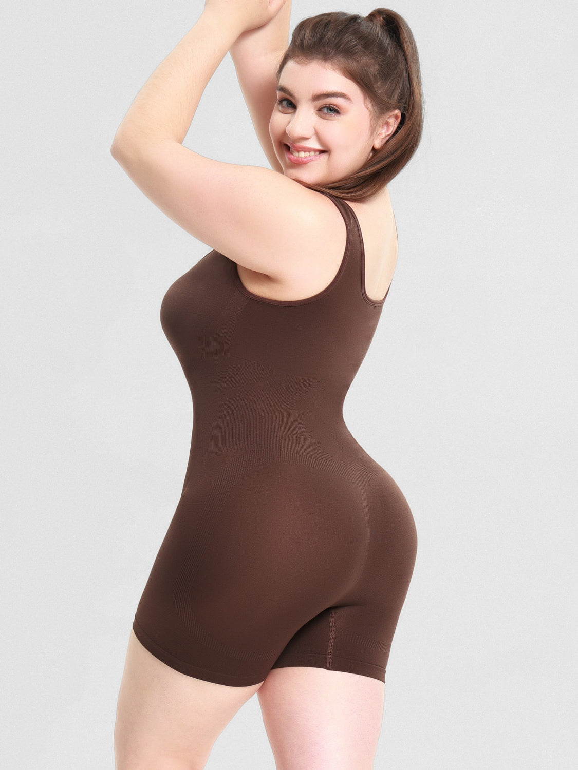 Combinaison moulante à larges bretelles et col rond