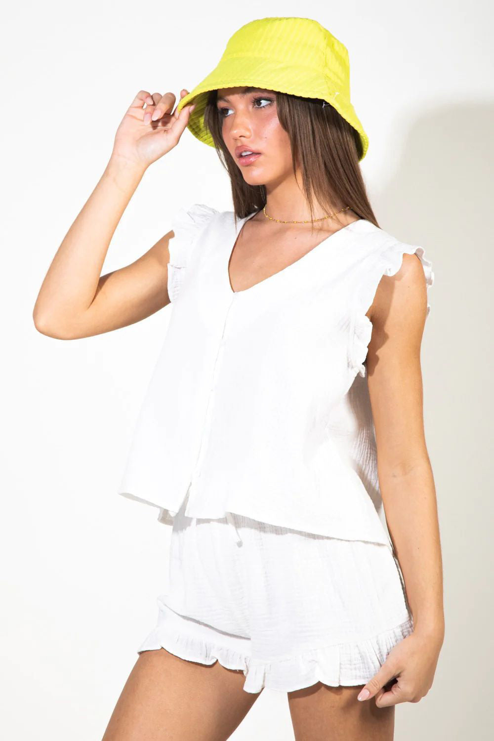 Ensemble short et manches courtes à volants et col en V