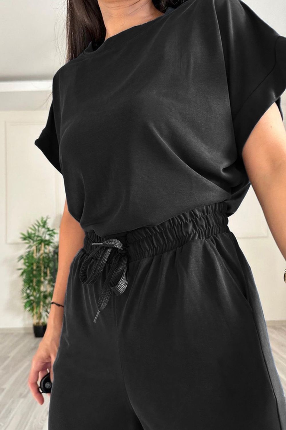 Ensemble haut à manches courtes et col rond et pantalon à cordon de serrage