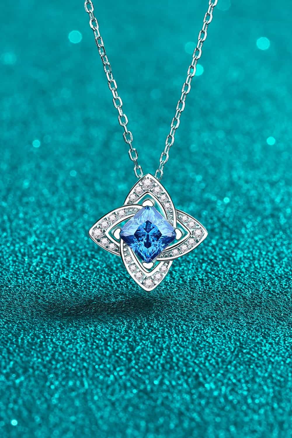 Collier avec pendentif floral en moissanite 1 carat