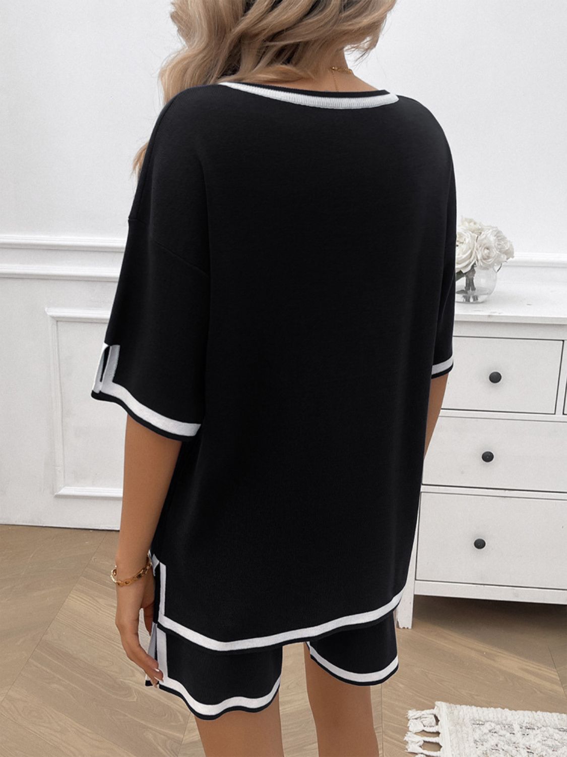 Ensemble haut et short à col en V et bordure contrastée