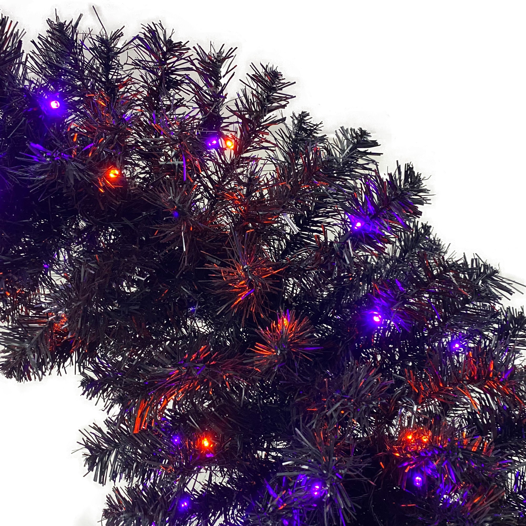 Sapin artificiel d'Halloween à sommet incurvé de 6 pieds, avec 1080 pointes de branches luxuriantes et 300 lumières LED dans un style de Noël et d'Halloween