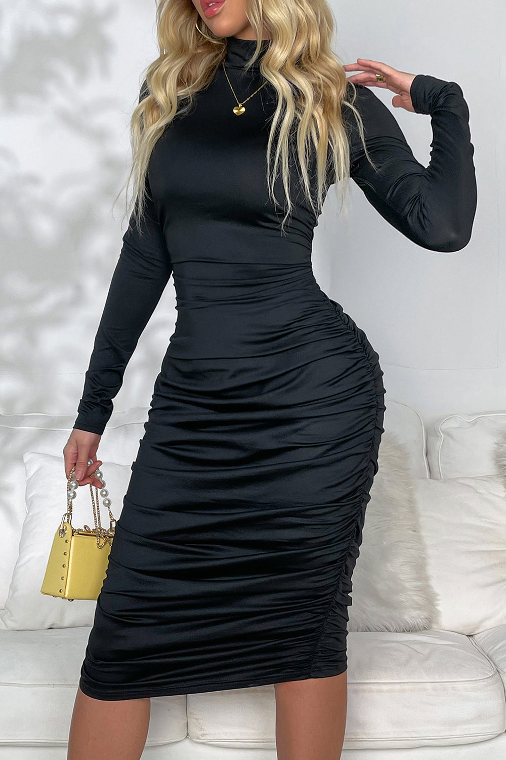 Robe à manches longues et col montant froncé