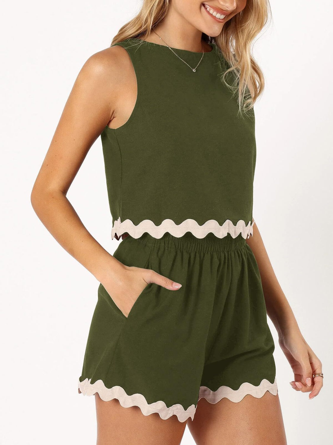 Ensemble haut et short à col rond et bordure contrastée