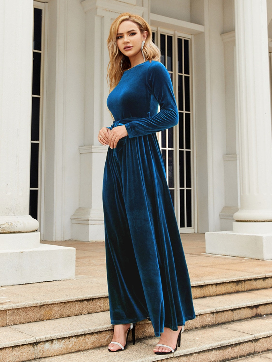 Robe longue à manches longues et col rond avec lien sur le devant