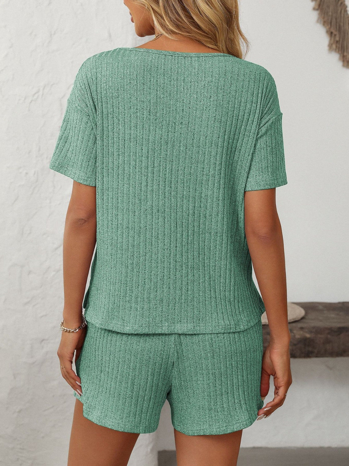 Ensemble haut à manches courtes et short à col en V Mandy