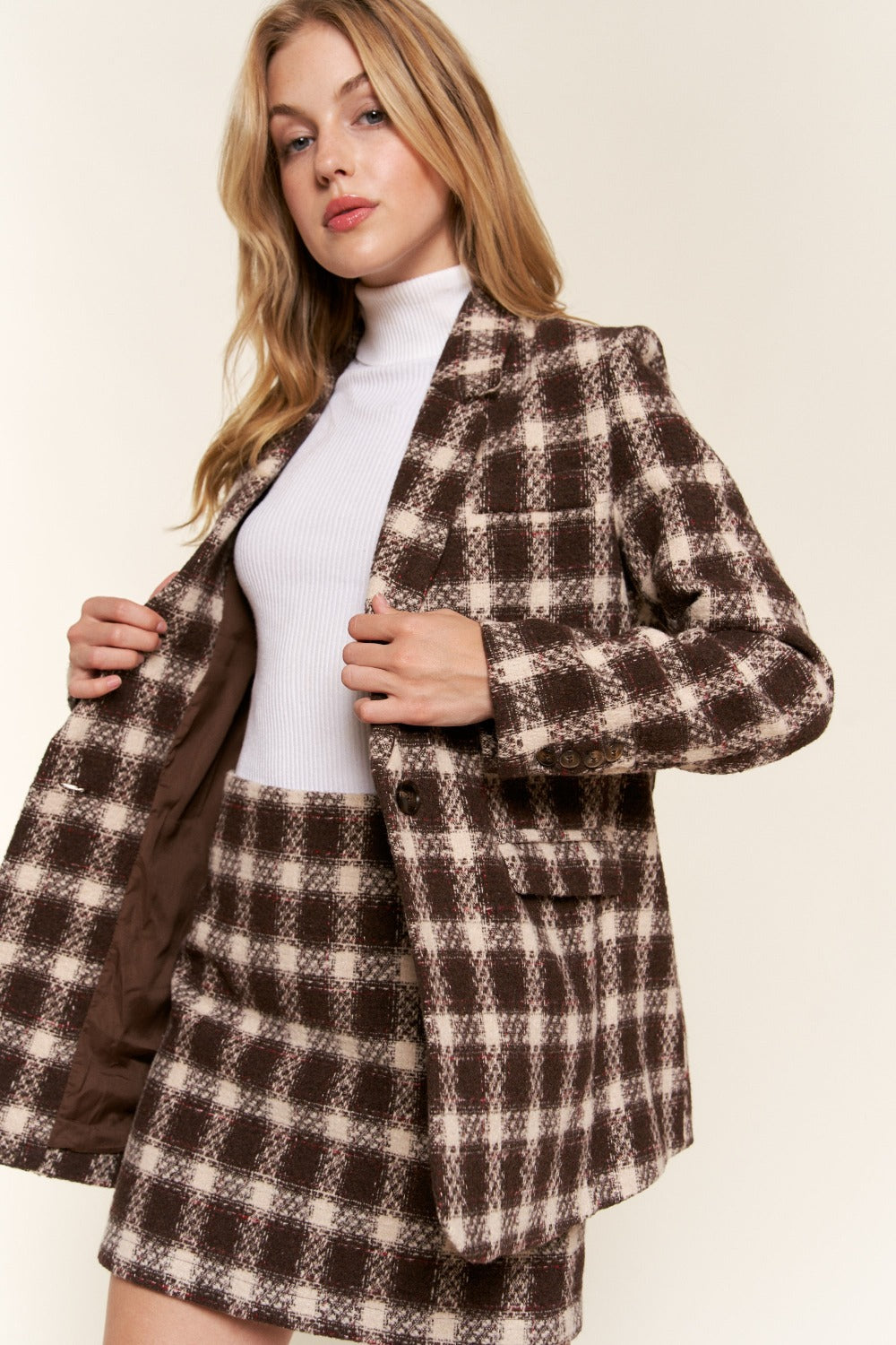 Et le pourquoi du blazer à carreaux brossé à un bouton, taille réelle