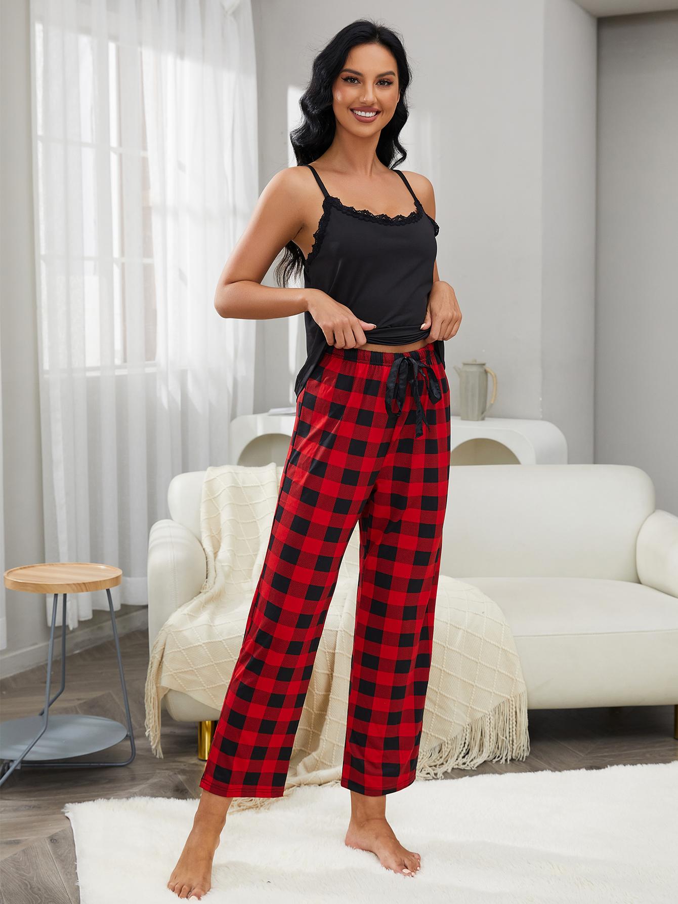 Ensemble de détente avec caraco à bordure en dentelle et pantalon à carreaux