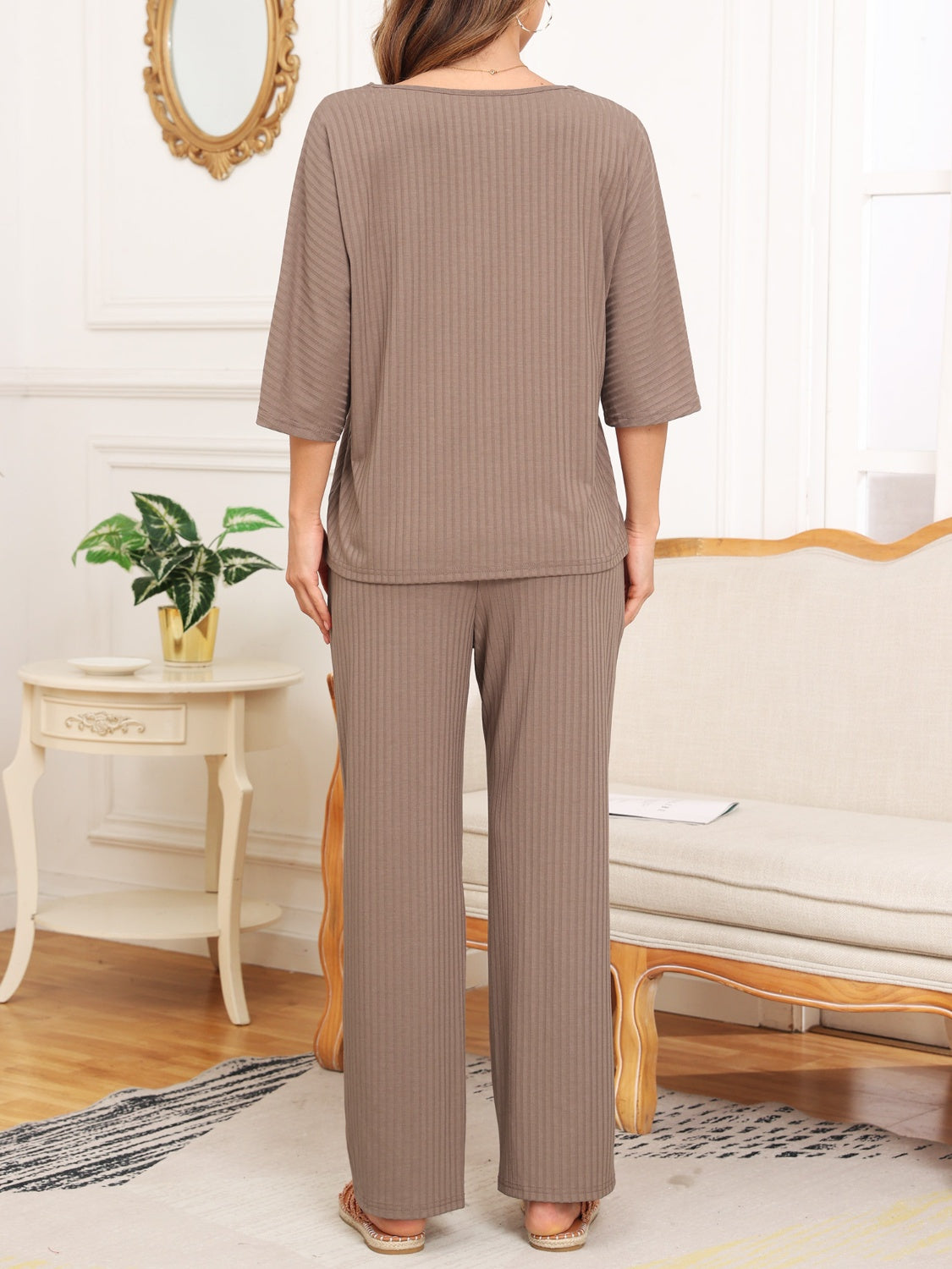 Ensemble haut à manches courtes côtelé et pantalon à poches