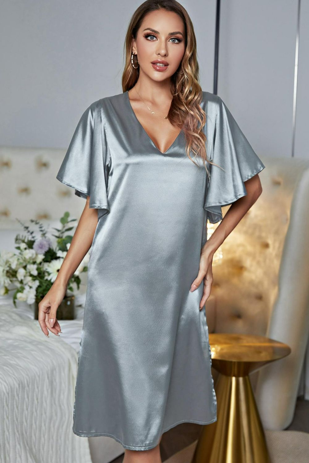 Robe de nuit en satin à manches flottantes et col en V avec fente latérale