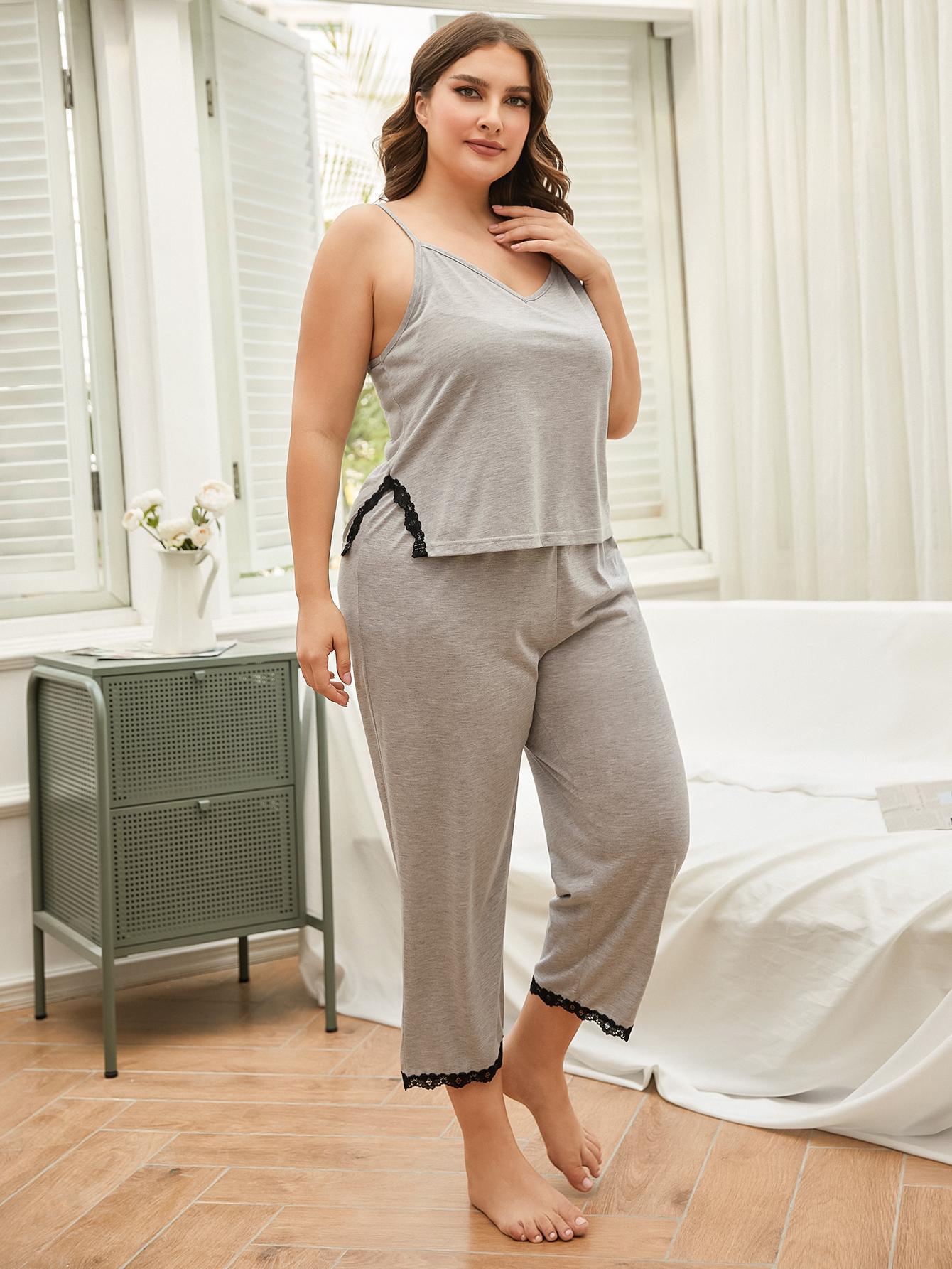 Ensemble pyjama grande taille avec camisole fendue et pantalon en dentelle
