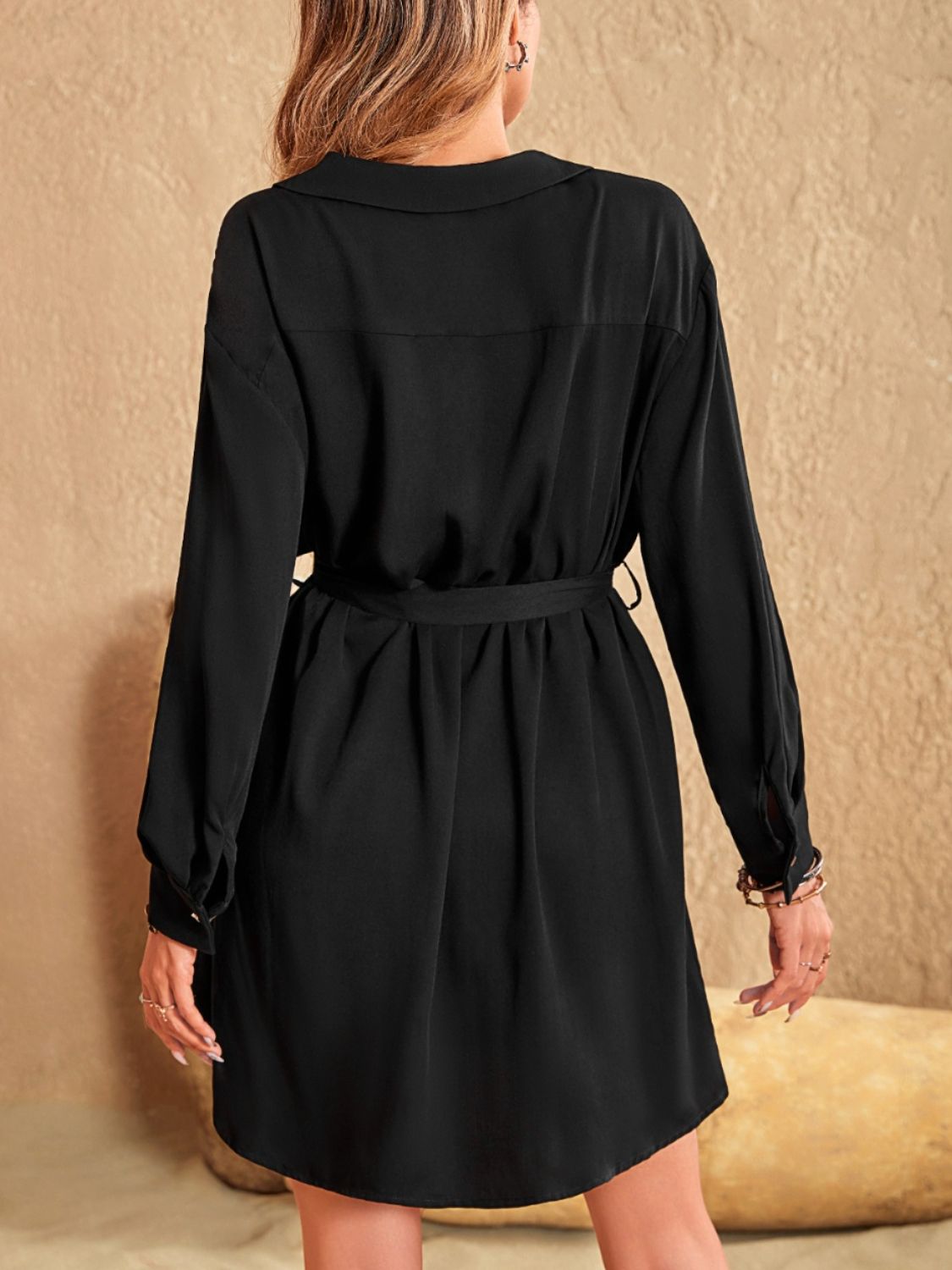 Mini-robe à manches longues et col à revers