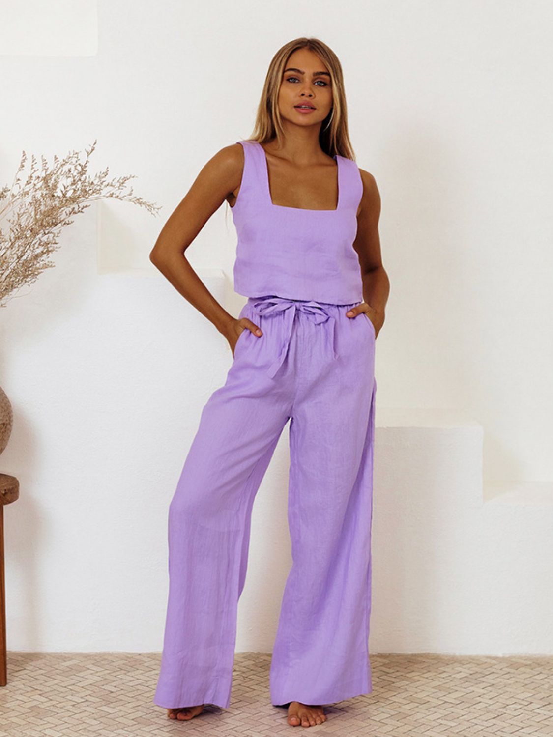 Ensemble haut sans manches et pantalon à col carré