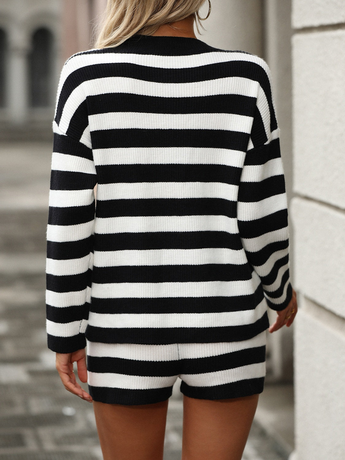 Ensemble pull haut et short à col rond rayé