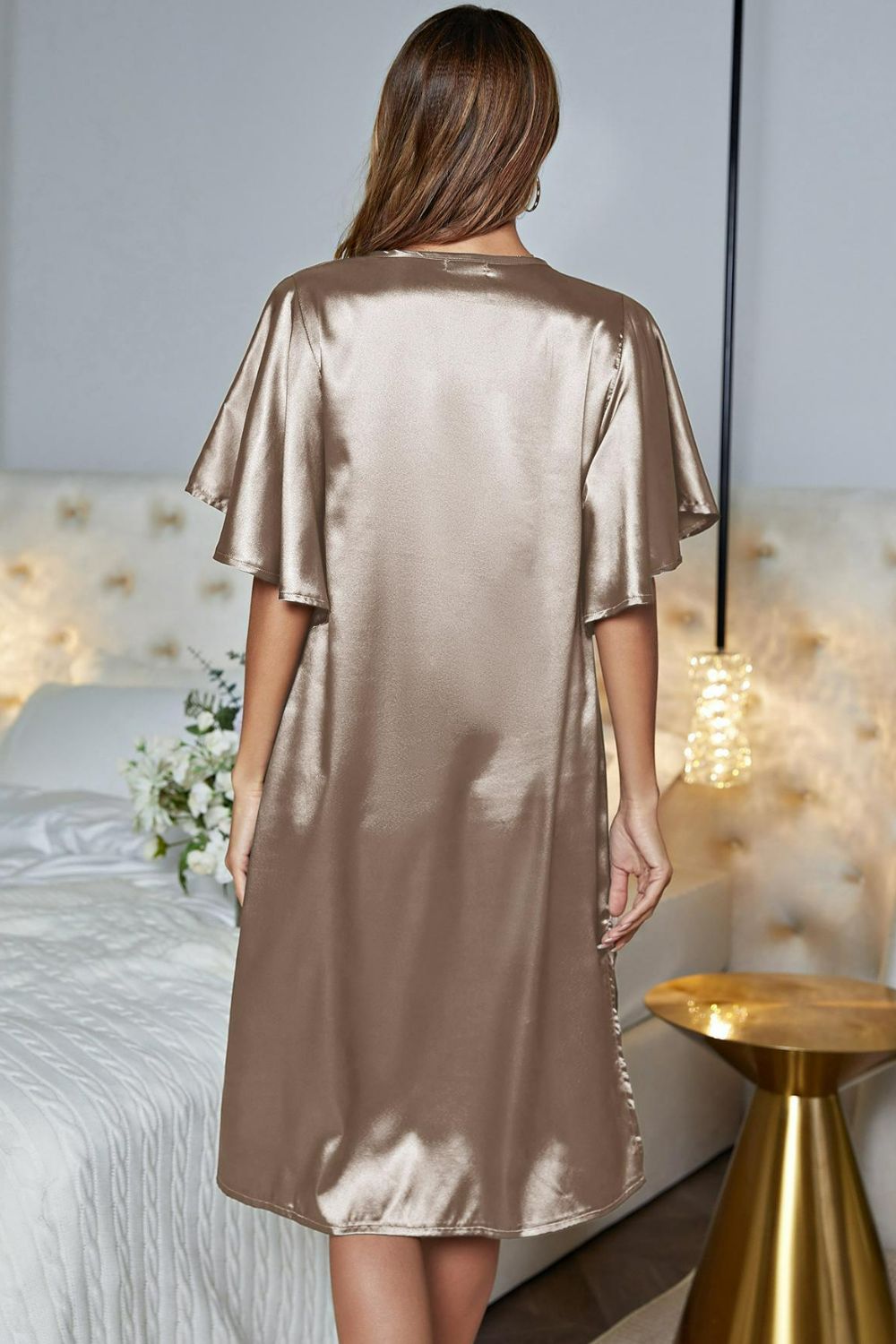 Robe de nuit en satin à manches flottantes et col en V avec fente latérale