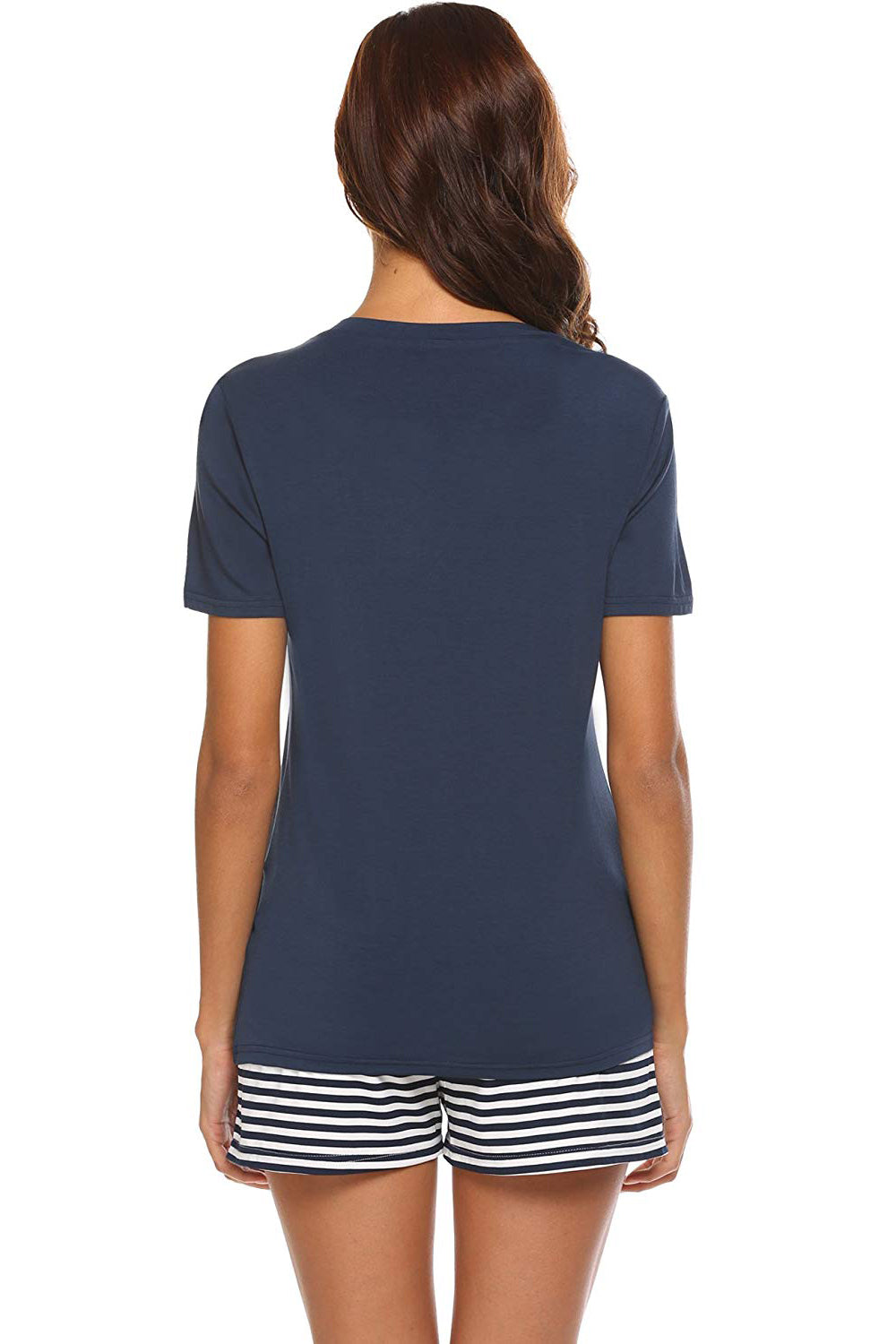 Ensemble de détente haut à manches courtes et short rayé