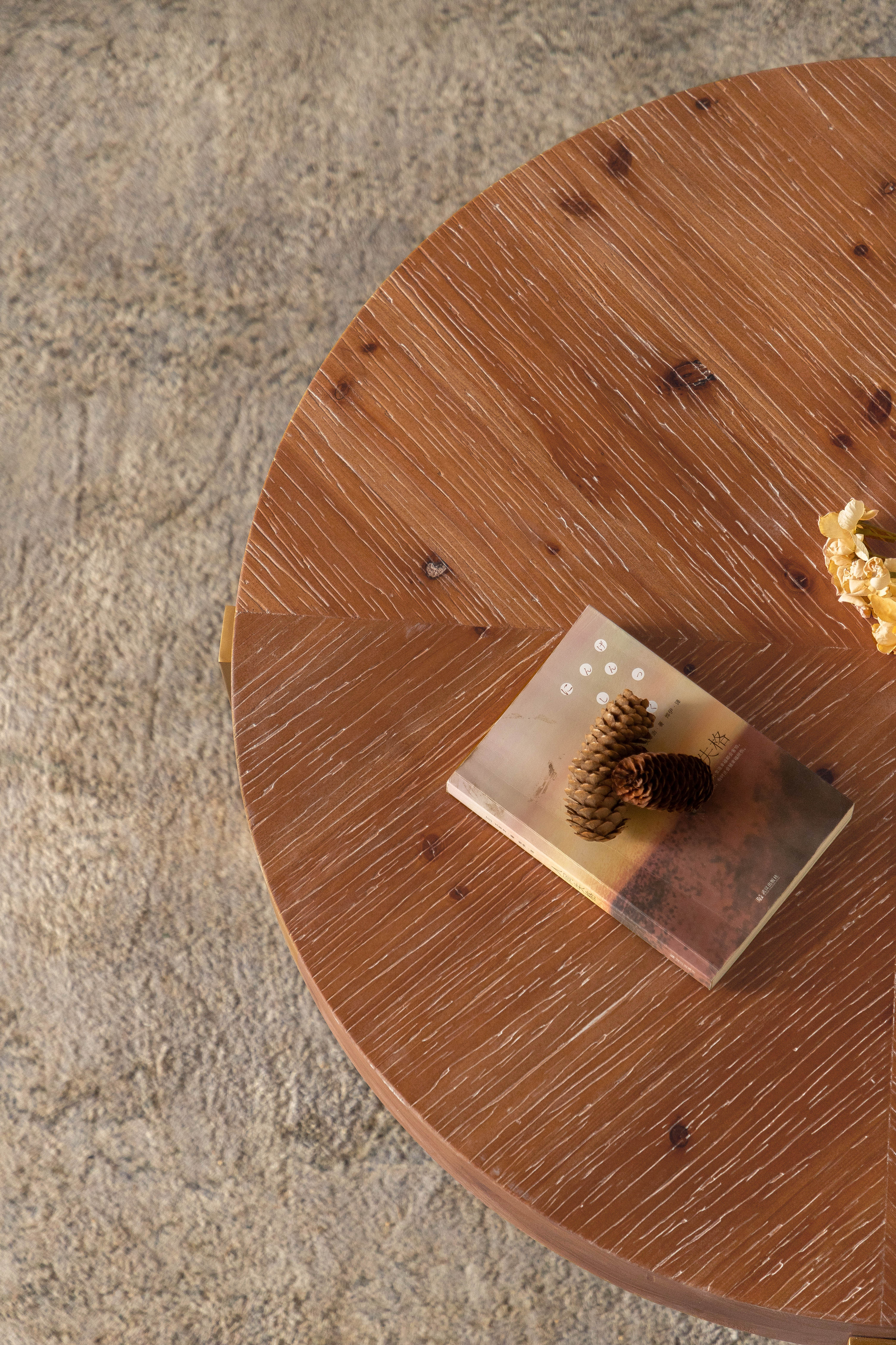 Table basse ronde moderne rétro de 33,86 pouces, plateau en bois de sapin avec pieds croisés dorés (même référence : W757126236)