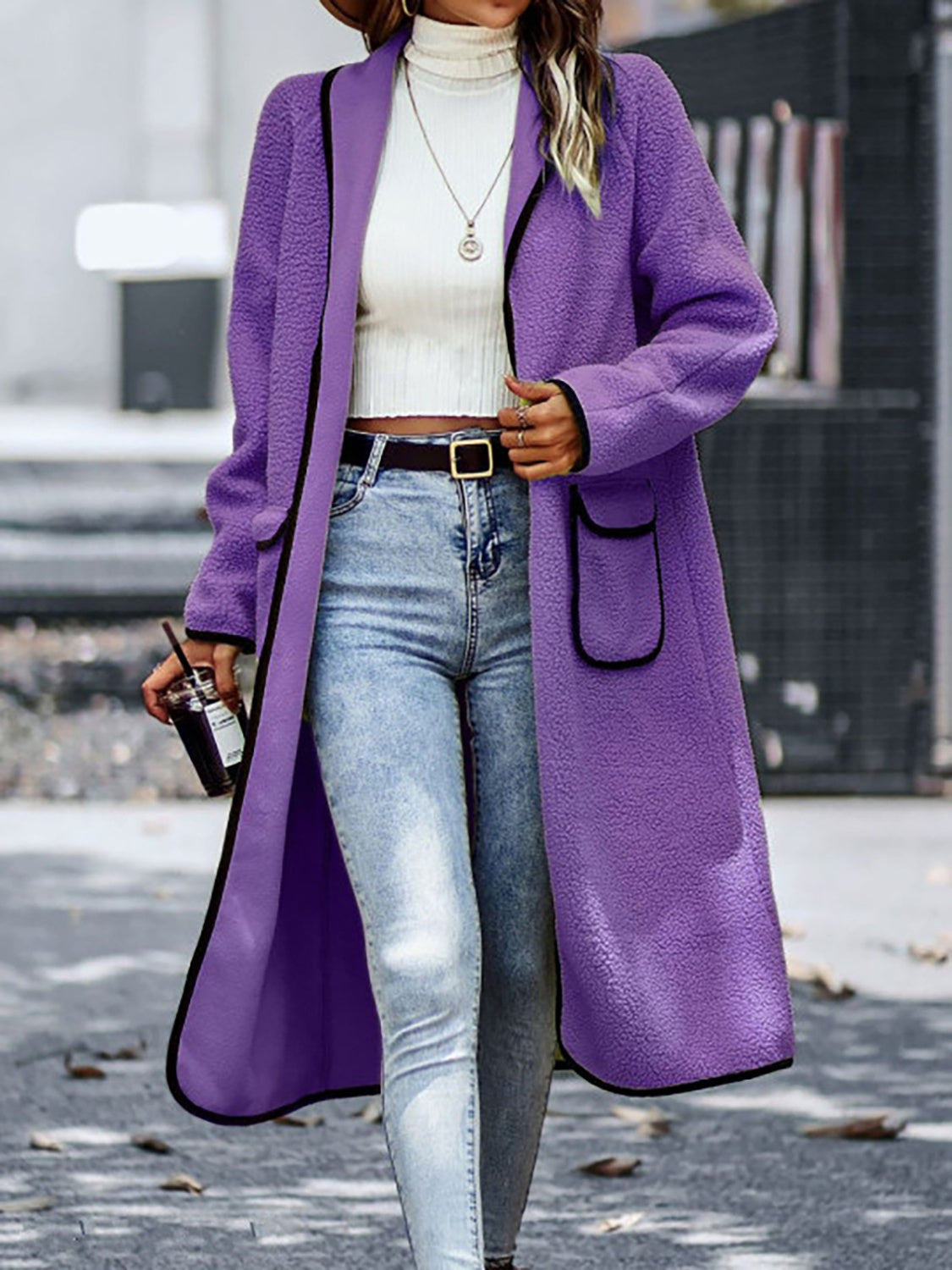 Manteau à manches longues avec bordure contrastée et poches