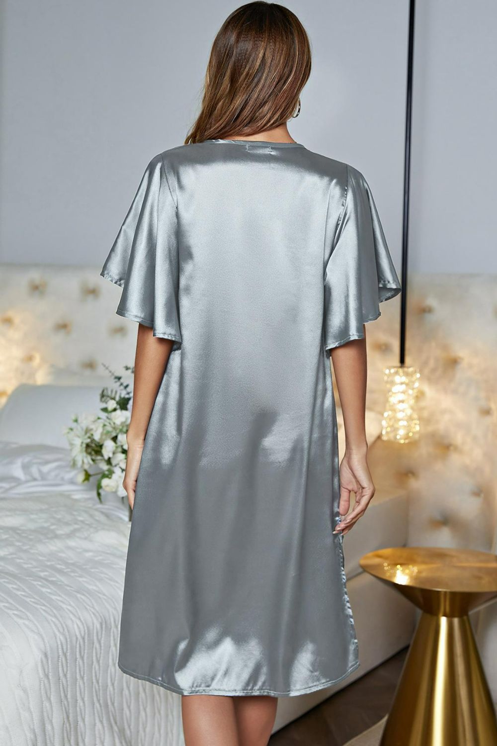 Robe de nuit en satin à manches flottantes et col en V avec fente latérale
