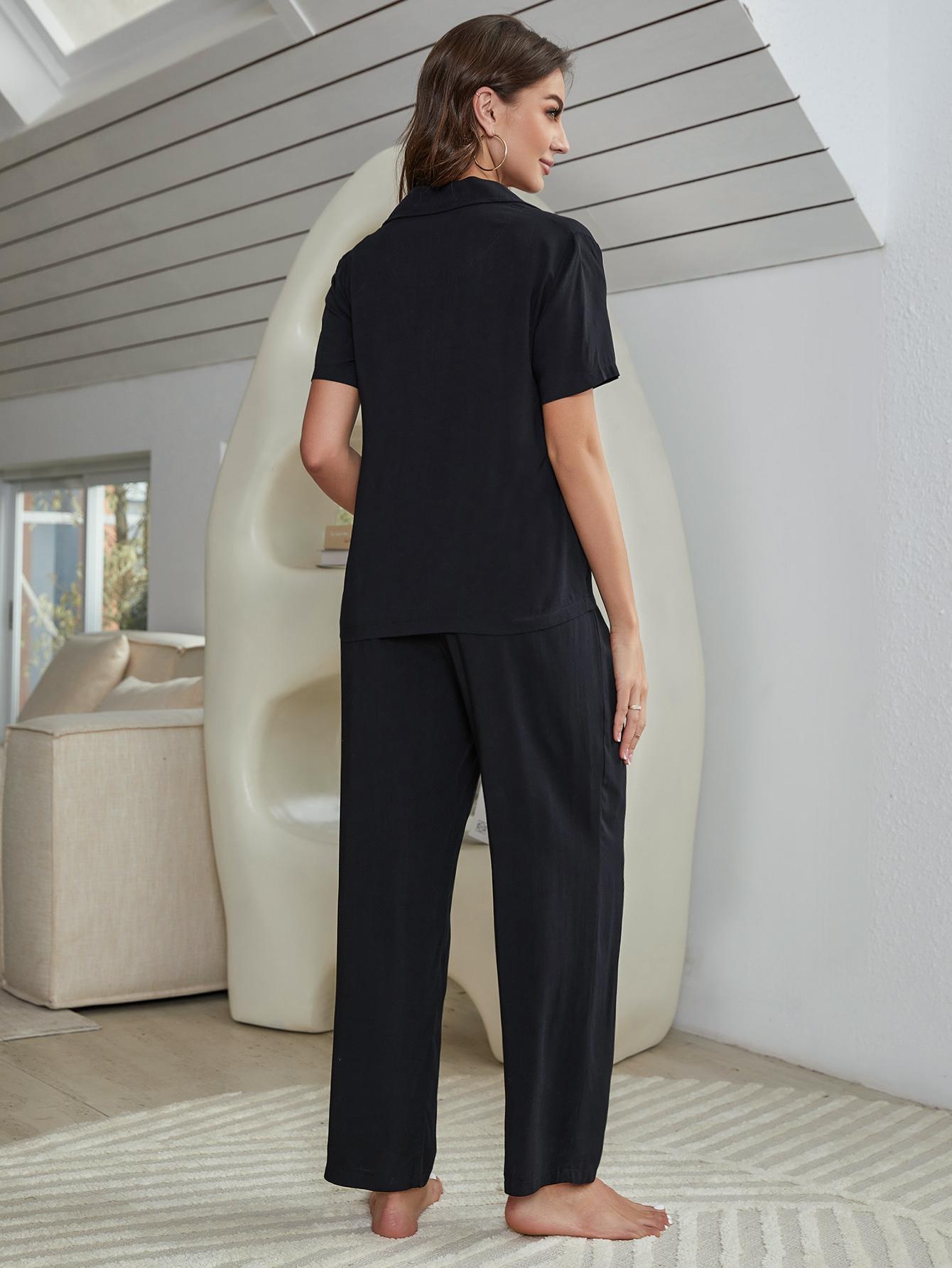 Ensemble de détente composé d'une chemise à manches courtes, d'une brassière et d'un pantalon