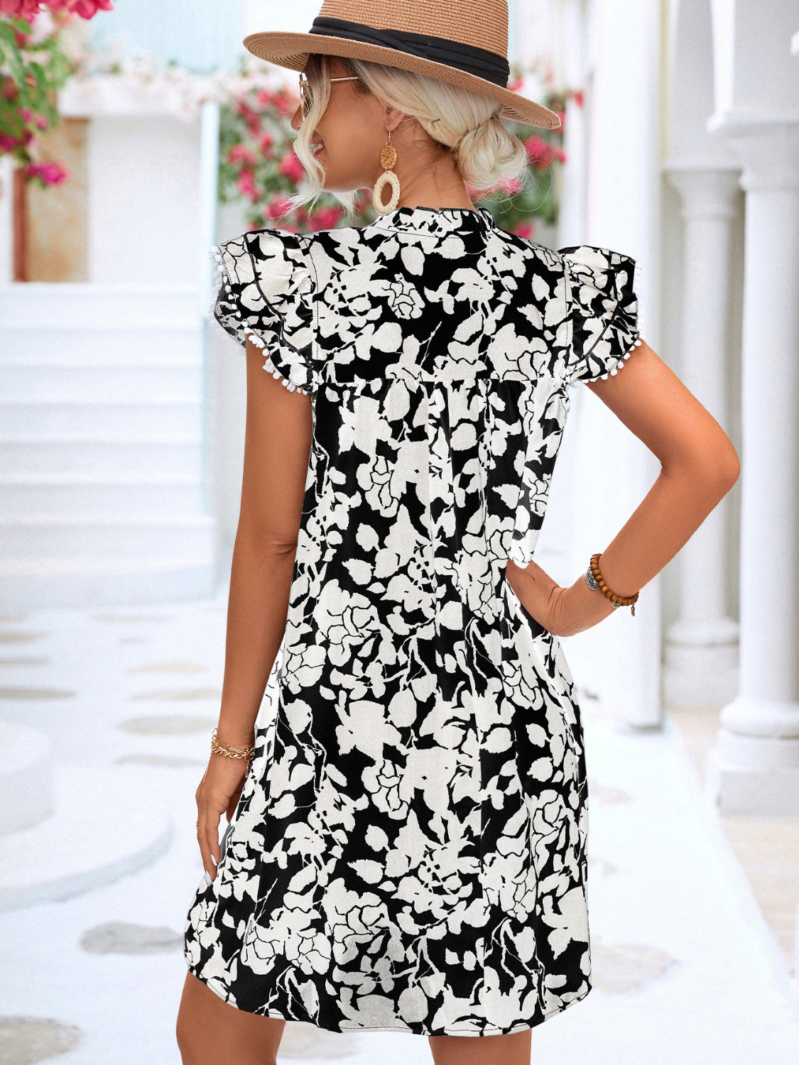 Robe fleurie à col noué et manches papillon