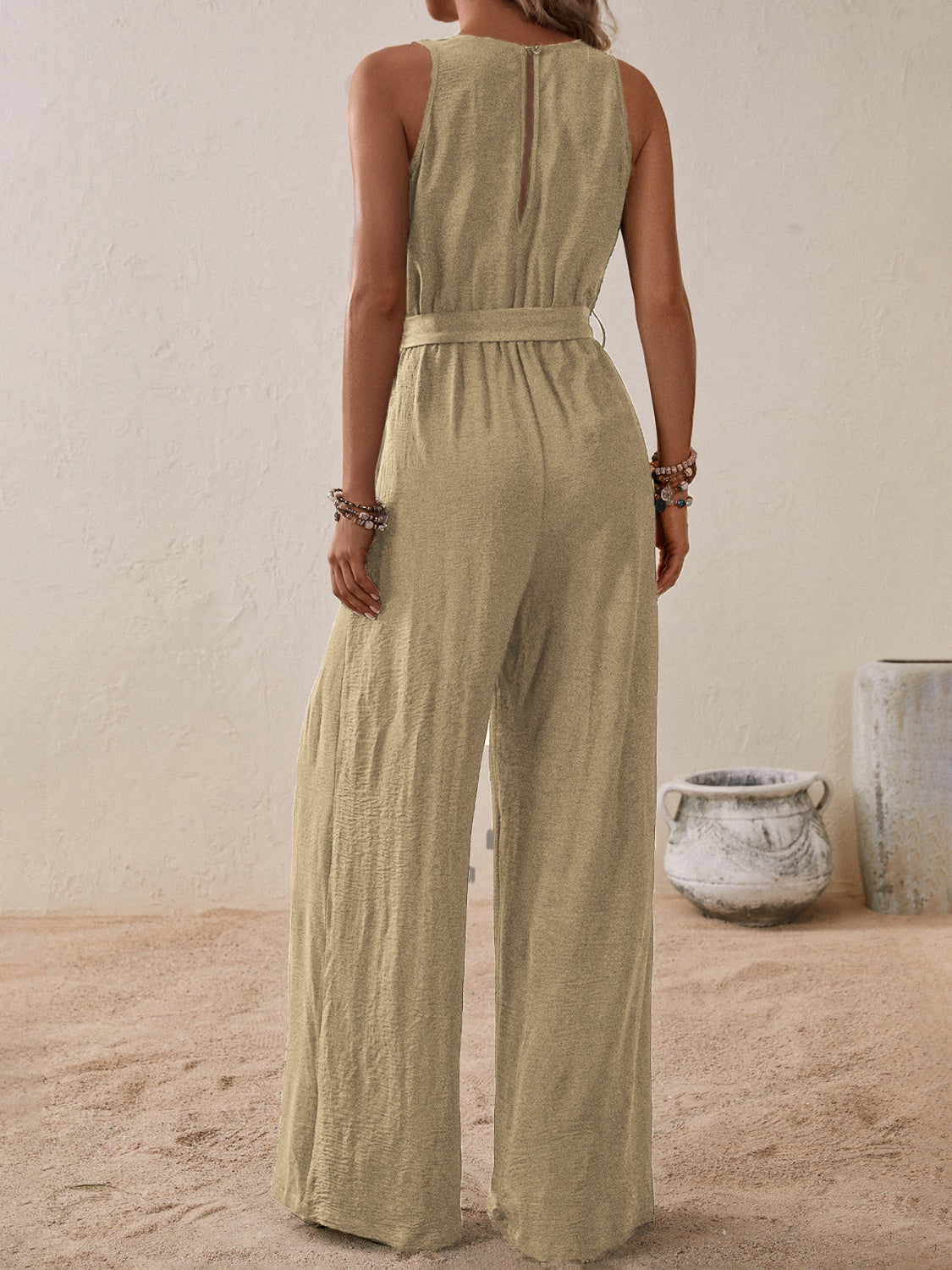 Combinaison à jambes larges sans manches avec surplis noué