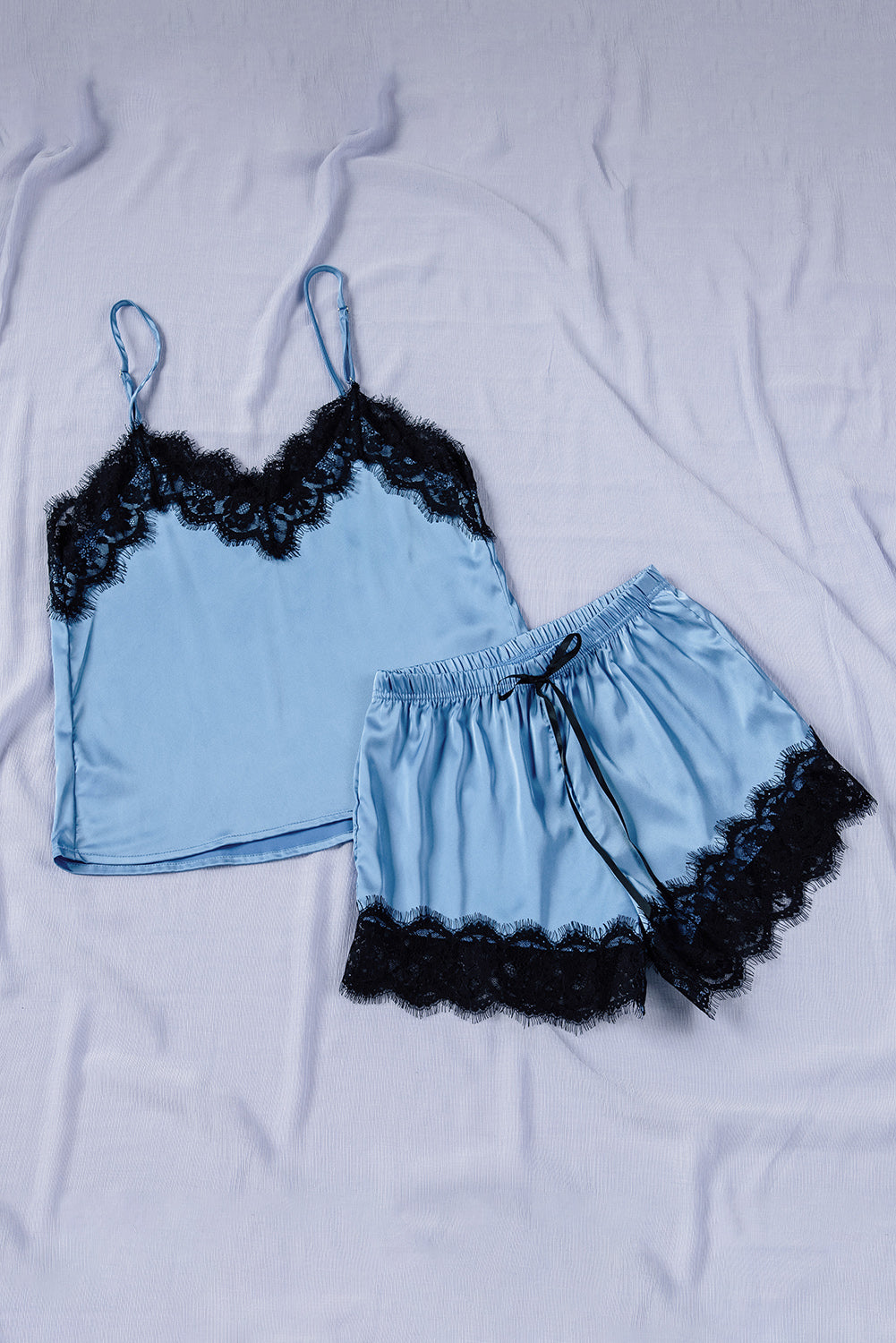 Ensemble de détente avec haut à bretelles spaghetti et short en dentelle