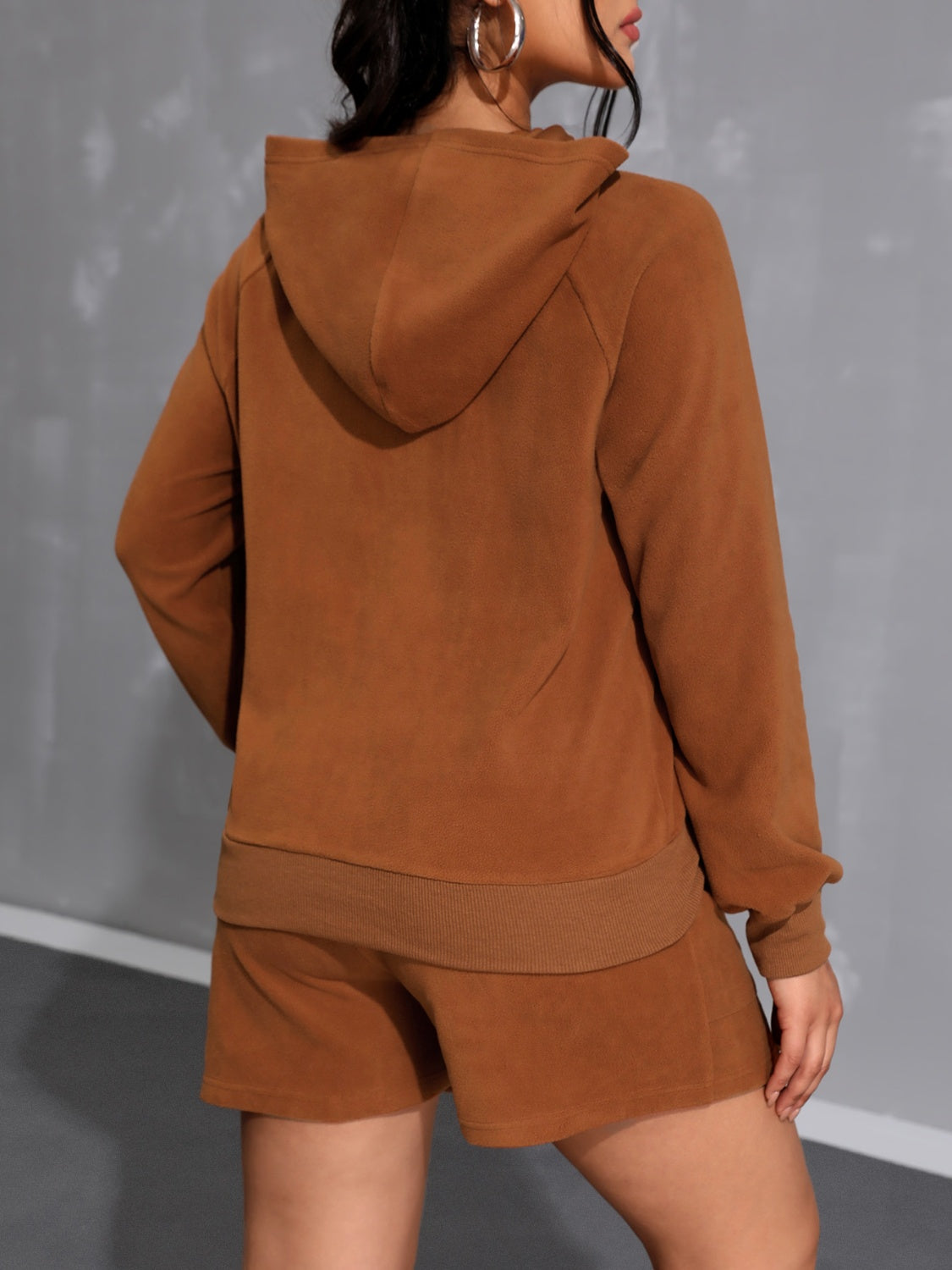 Ensemble sweat à capuche à manches longues et short à poches