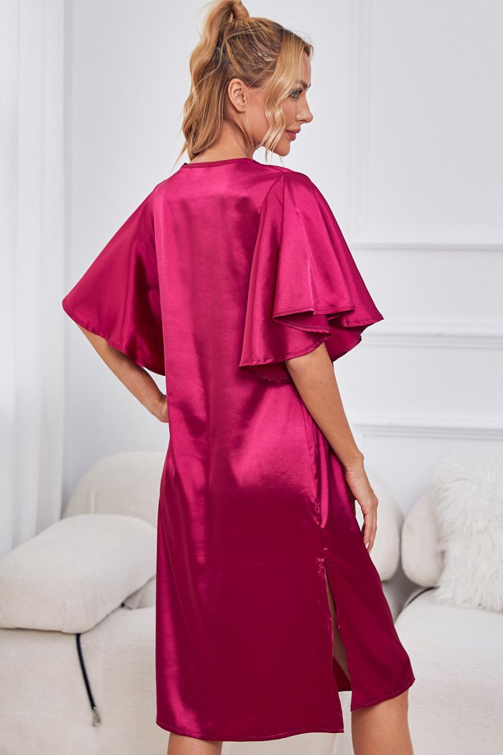 Robe de nuit en satin à manches flottantes et col en V avec fente latérale