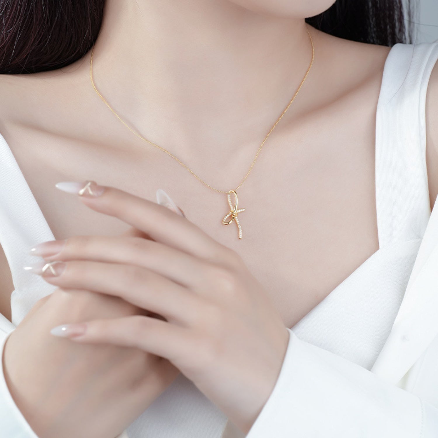 Collier avec pendentif en forme de nœud en zircon