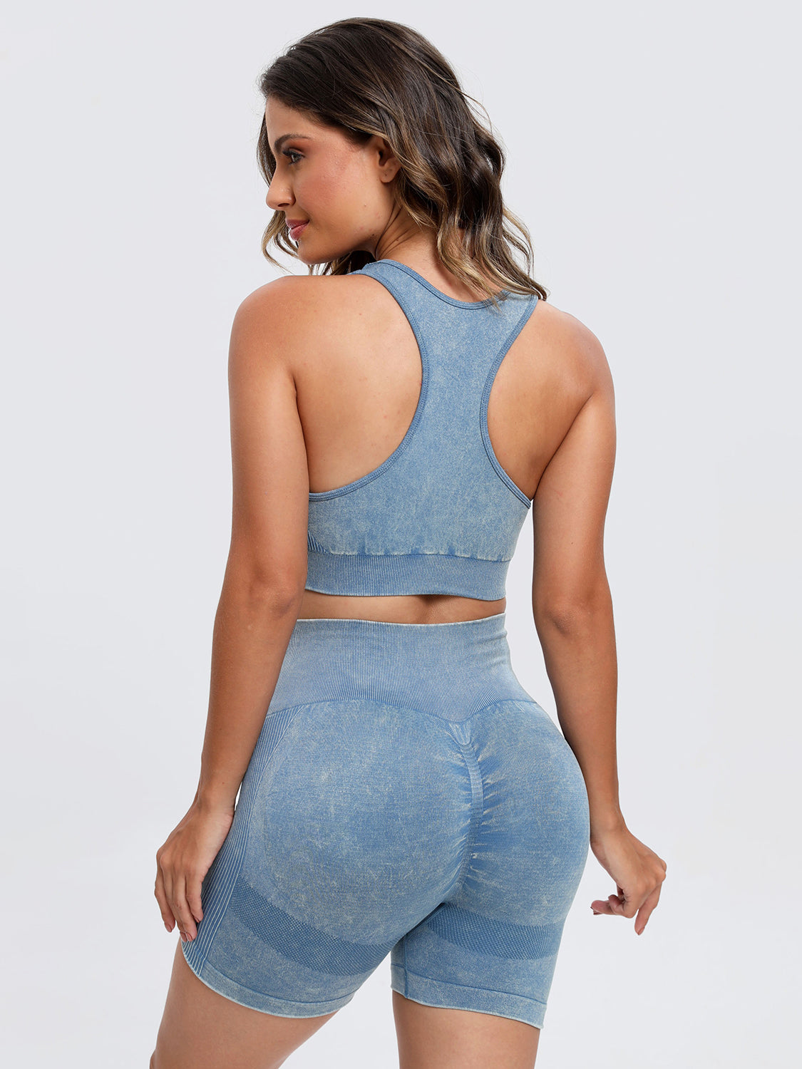 Ensemble haut à larges bretelles et short à encolure dégagée