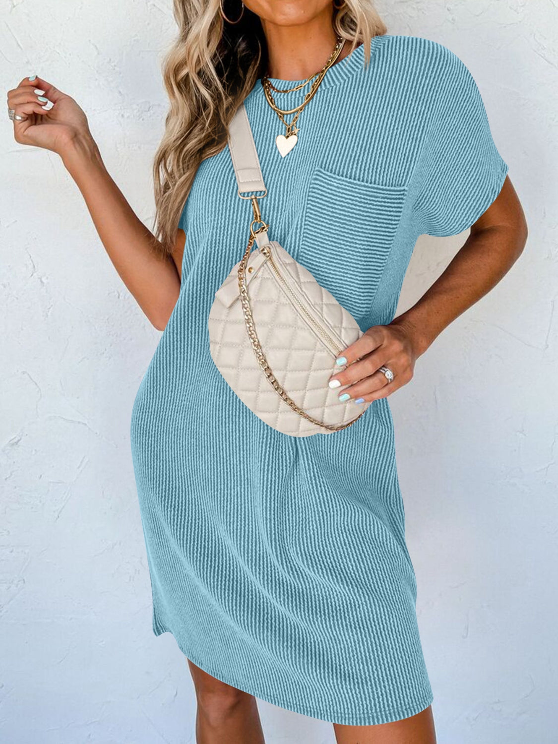 Mini-robe à col rond et manches courtes