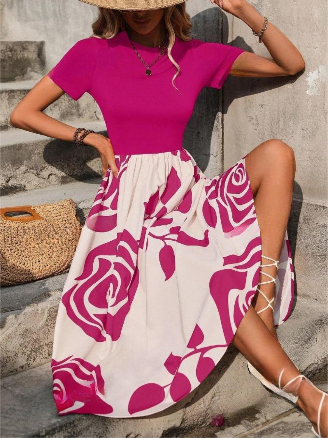 Robe à manches courtes et col rond imprimé roses