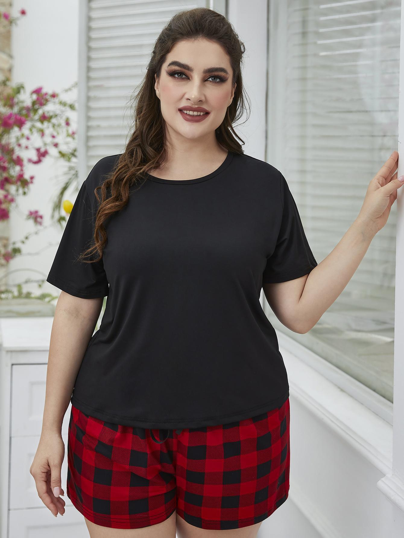 Ensemble de détente grande taille avec t-shirt col rond et short à carreaux