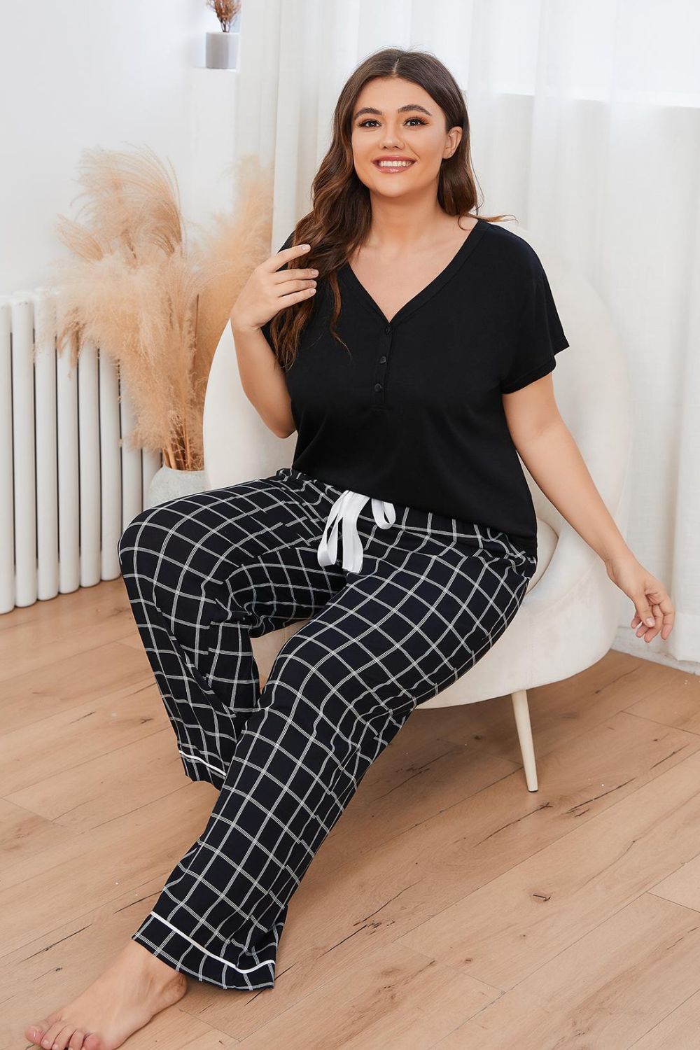 Ensemble de détente grande taille avec haut à col en V et pantalon à carreaux