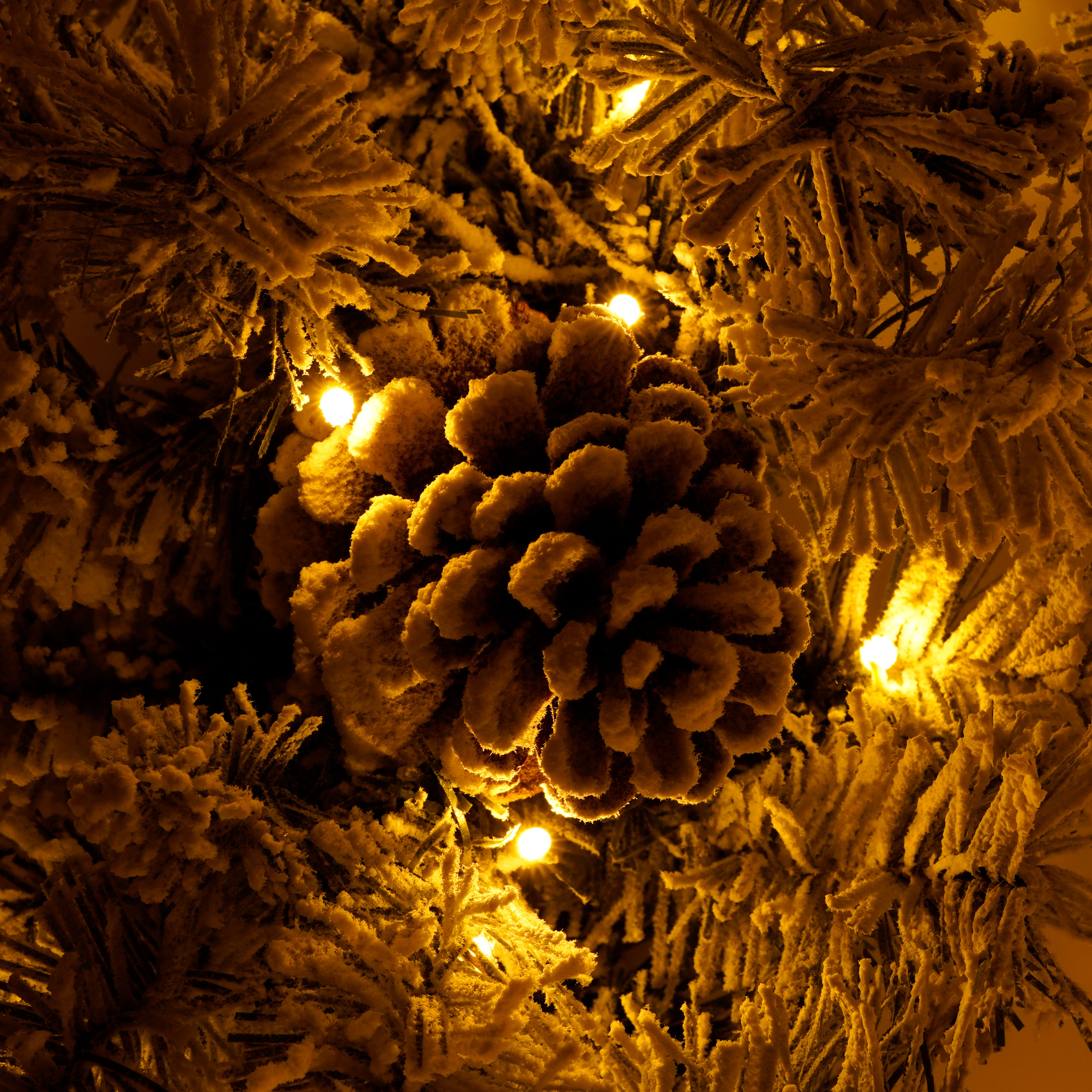 Un ensemble de 4 sapins de Noël artificiels, comprenant des guirlandes de fleurs, des guirlandes de fleurs et 2 arbres d'entrée, avec lumières LED