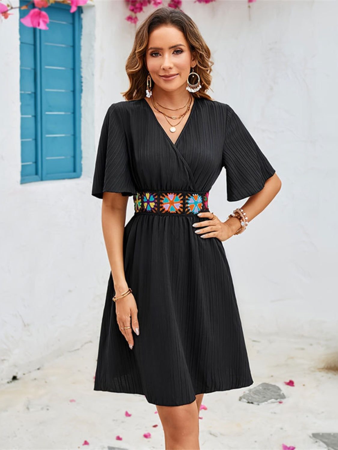 Mini-robe à manches flottantes et surplis